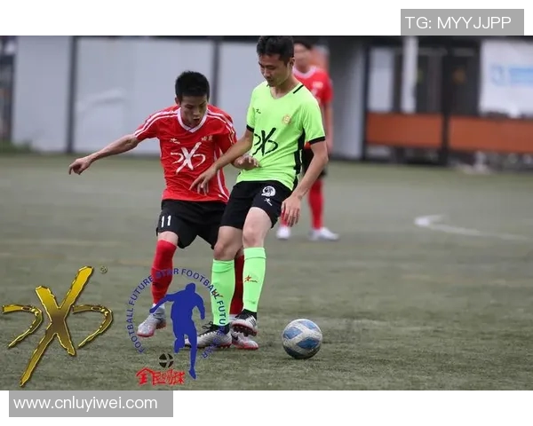 坐佛足球球星场内沉稳如禅场外风采独特引发球迷热议